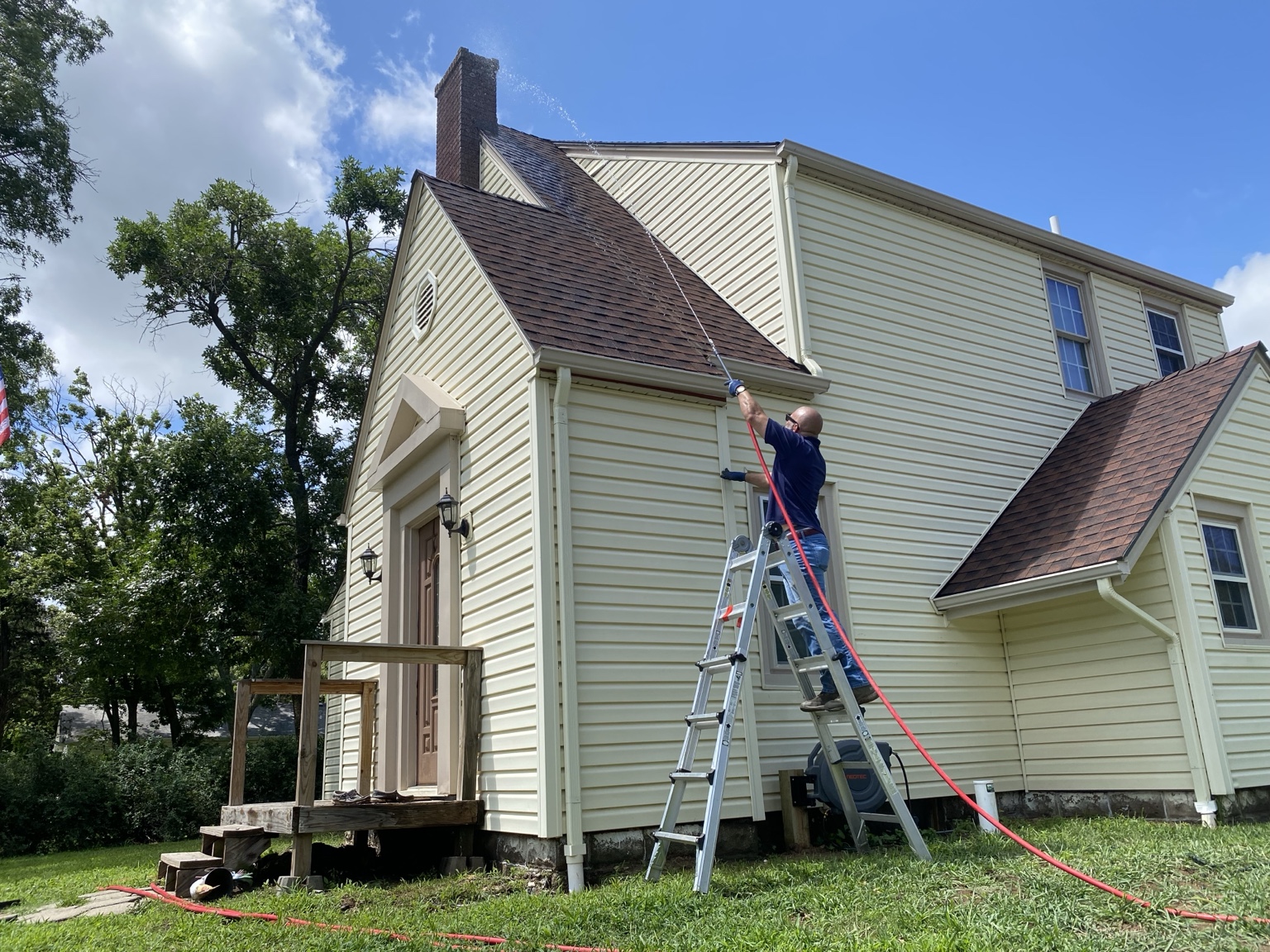Buffalo Pressure Washing cleaning the siding of an El Dorado, Kansas home